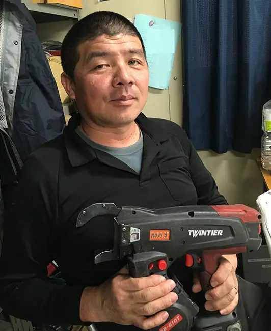 片手で縛れるところで、2丁使いが出来て捗ります。