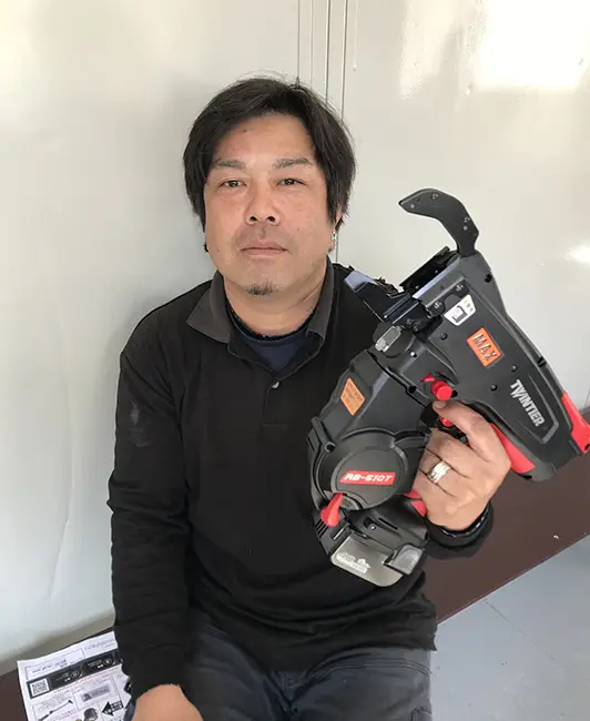 前の結束機とは違ってスピードが速く仕事が早くなりました。とても重宝しています。今後もより良い機械をお願いします。