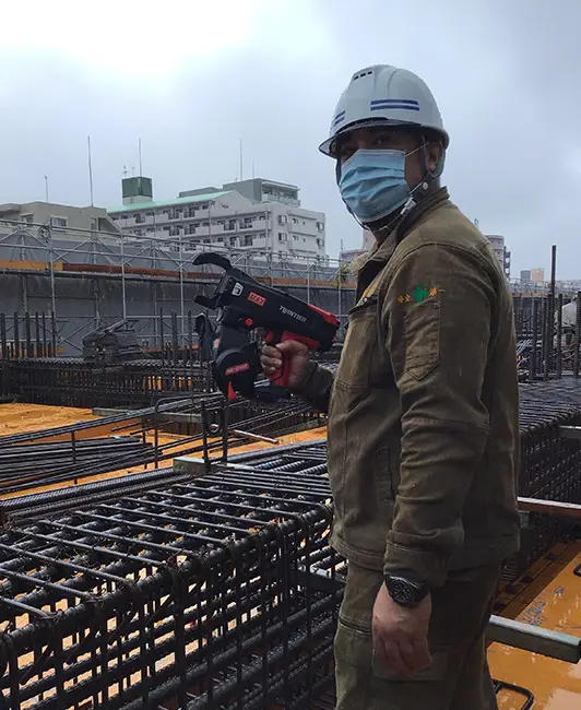 手で縛るのとくらべるとだいぶ速くて仕事が早く能率が上がる。以前の機種と比べて線の詰まりとか故障が少なくなって非常に良いと思う。