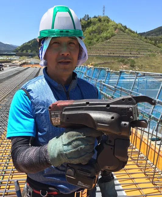 片手で使えるので、すごく楽に、取り付けができるので、良いです。
