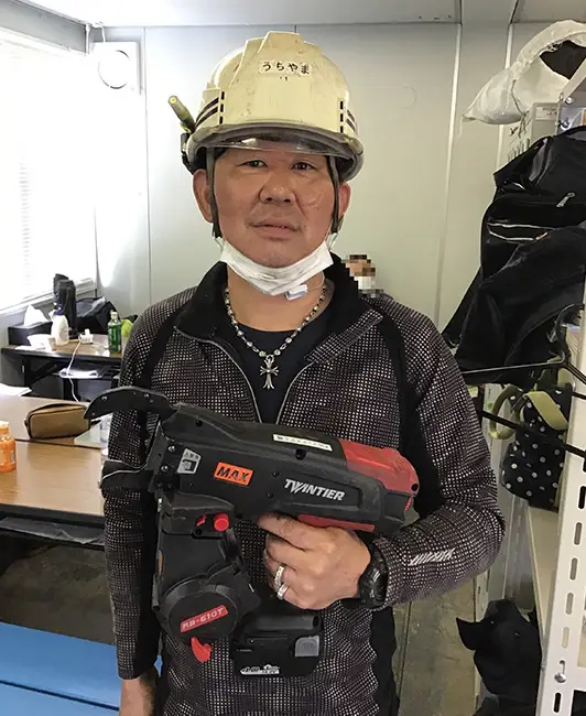梁の作業の時に610Tを借りて使用した。地組作業で3日間使用すると人工で2人分浮かせることが出来る。高い位置で使うと疲れることはあるが、生産性は間違いなく上がる。購入のつもり。