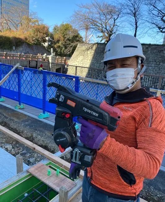 鉄筋結束機を初めて使用、購入しました。 手結束とは段違いの効率の良さにおどろいています。 もっと早く購入しとけば良かったです。