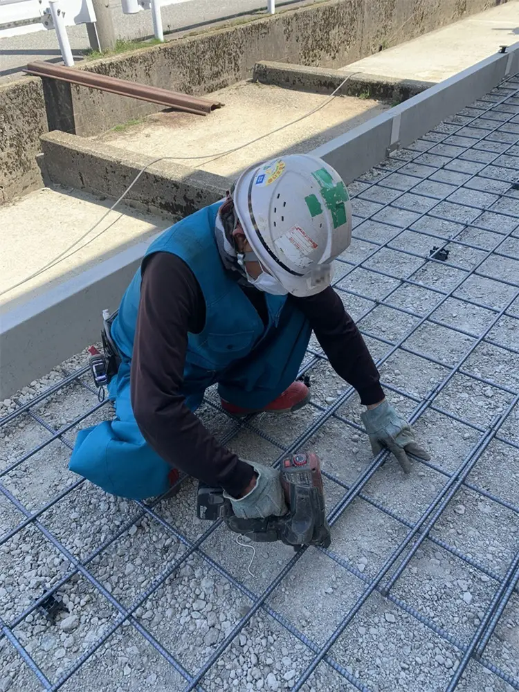 結束の時間が大幅に短縮され、結束線が太くなり鉄筋上を歩いても切れにくく、タイワイヤーの交換も簡単でサイコウー(3150)ですね