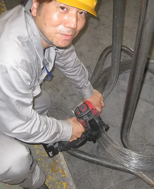 今まで手で結束を行っていたが、MAXを使用してからは手の痛みや疲れも無くなり作業時間の短縮にもなってます。