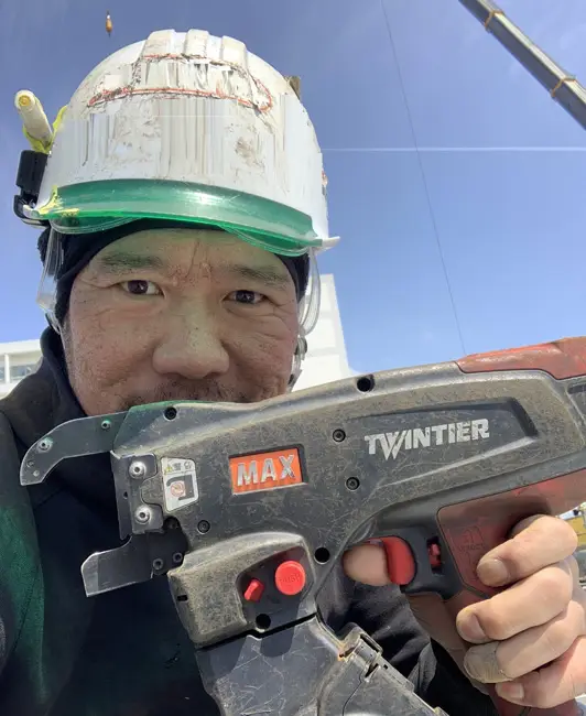 口が開くなった為、結束が格段にしやすくなり、性能も良くなり結束スピードが増した。 交換もやり易くなり全てにおいて格段に進歩した。