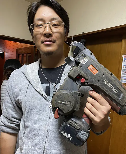 スラブ時の結束スピードが手縛りより全然早くツインタイアの方が結束が強い！ 仕事の効率性がグーンと上昇